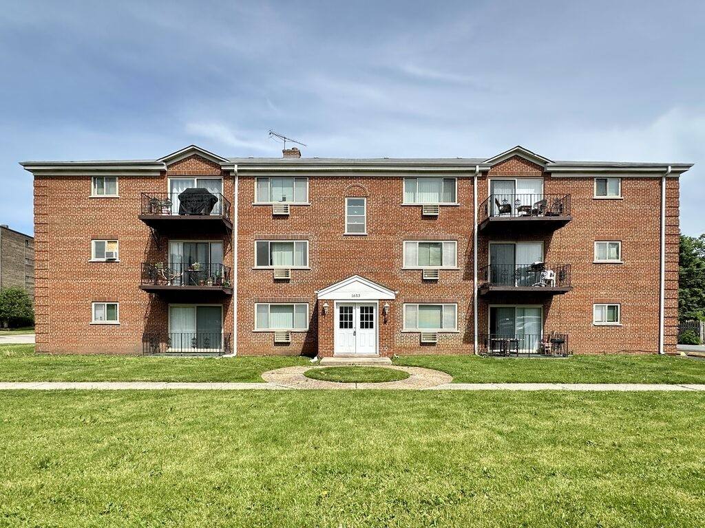 Apartment for rent at 1651 653 Oakwood #CA9, Des Plaines, IL 60016