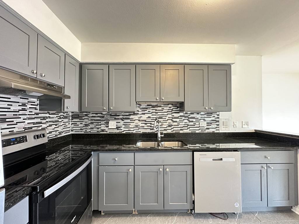 Apartment for rent at 1651 653 Oakwood #CA9, Des Plaines, IL 60016