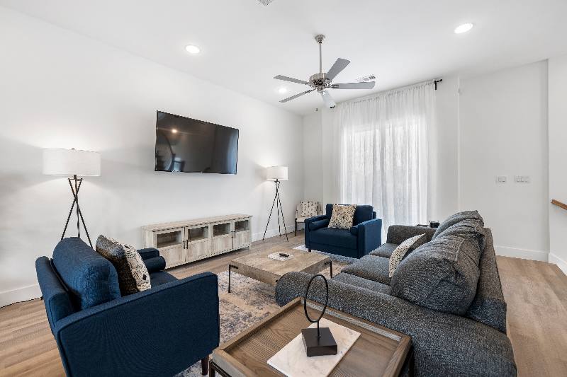 Townhouse for rent at 639 W 16th St, Houston, TX 77008
