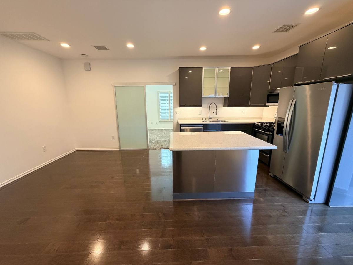 Apartment for rent at 1119 Poinsettia Dr, Los Angeles, CA 90046