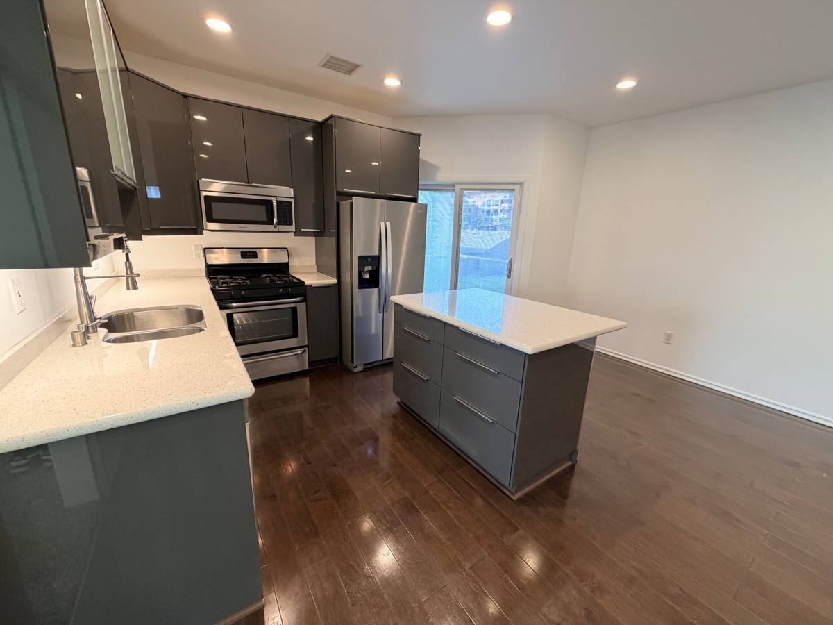 Apartment for rent at 1119 Poinsettia Dr, Los Angeles, CA 90046