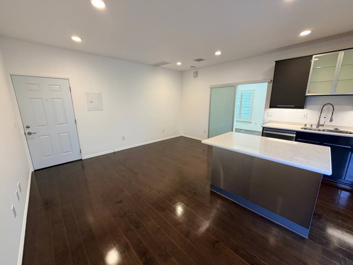 Apartment for rent at 1119 Poinsettia Dr, Los Angeles, CA 90046