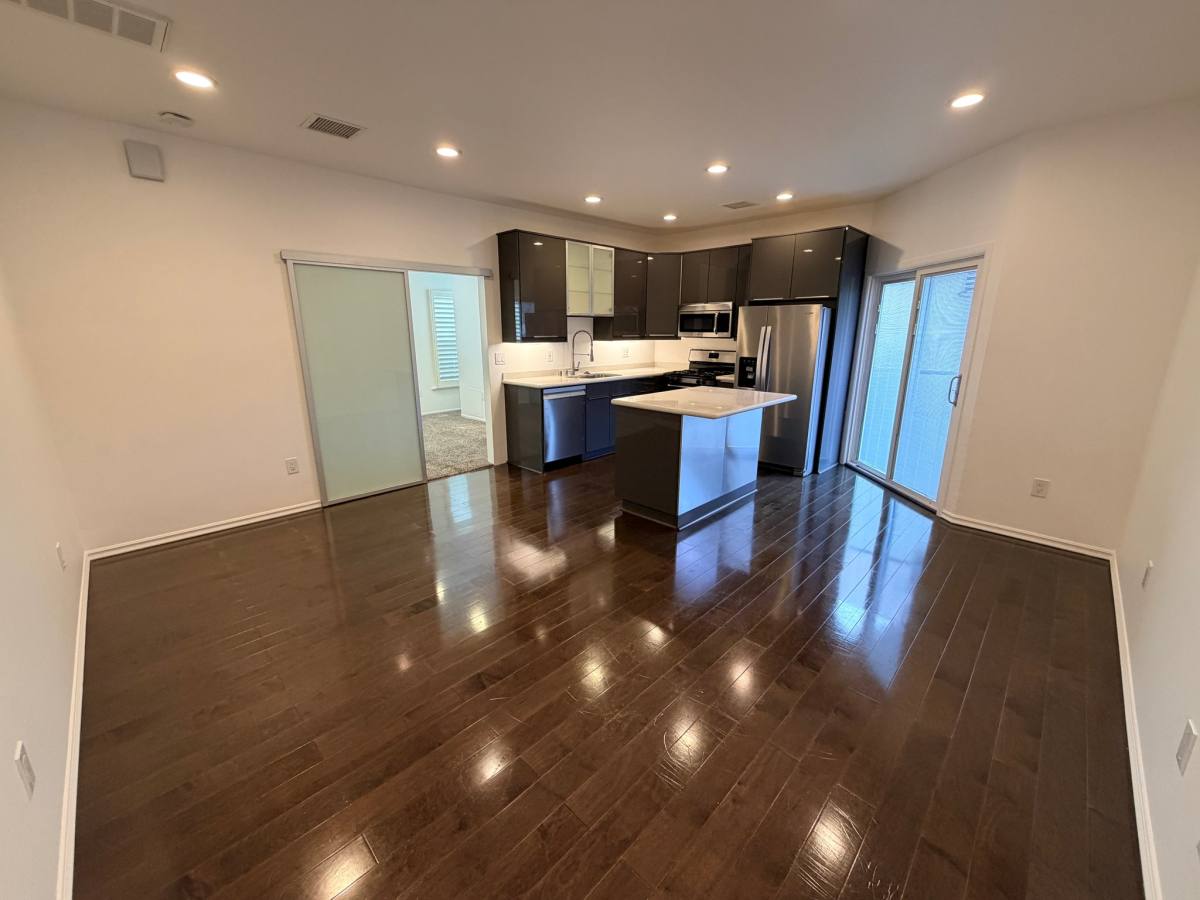 Apartment for rent at 1119 Poinsettia Dr, Los Angeles, CA 90046