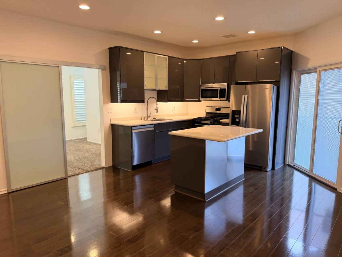 Apartment for rent at 1119 Poinsettia Dr, Los Angeles, CA 90046