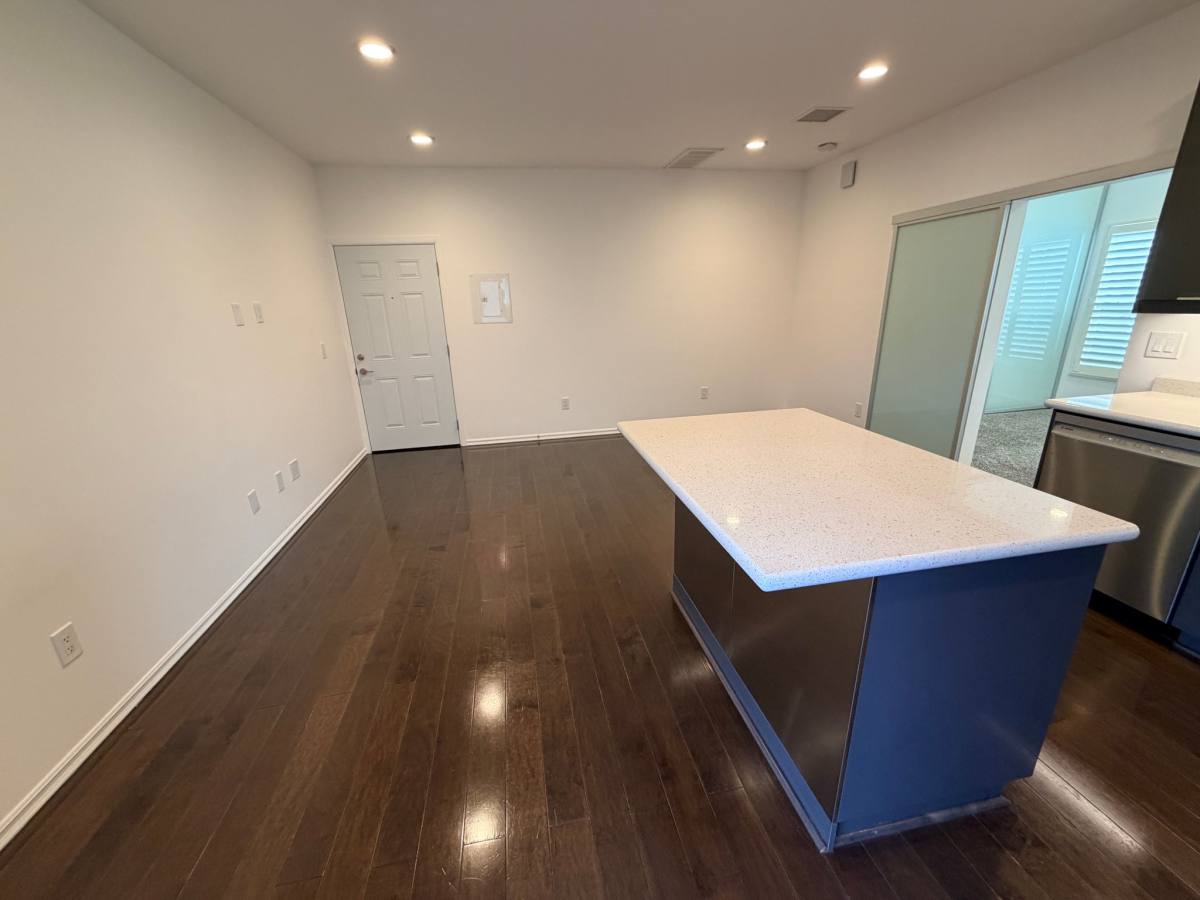 Apartment for rent at 1119 Poinsettia Dr, Los Angeles, CA 90046