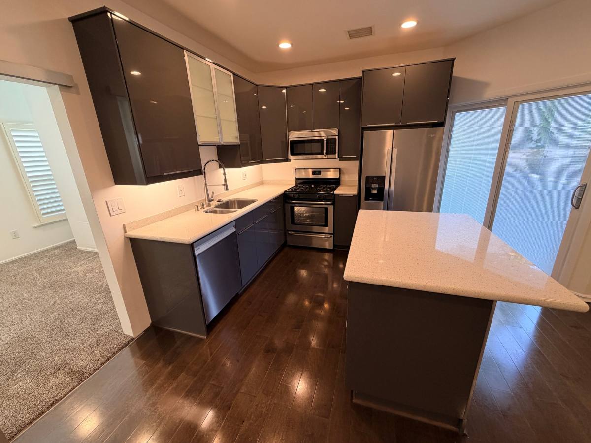 Apartment for rent at 1119 Poinsettia Dr, Los Angeles, CA 90046
