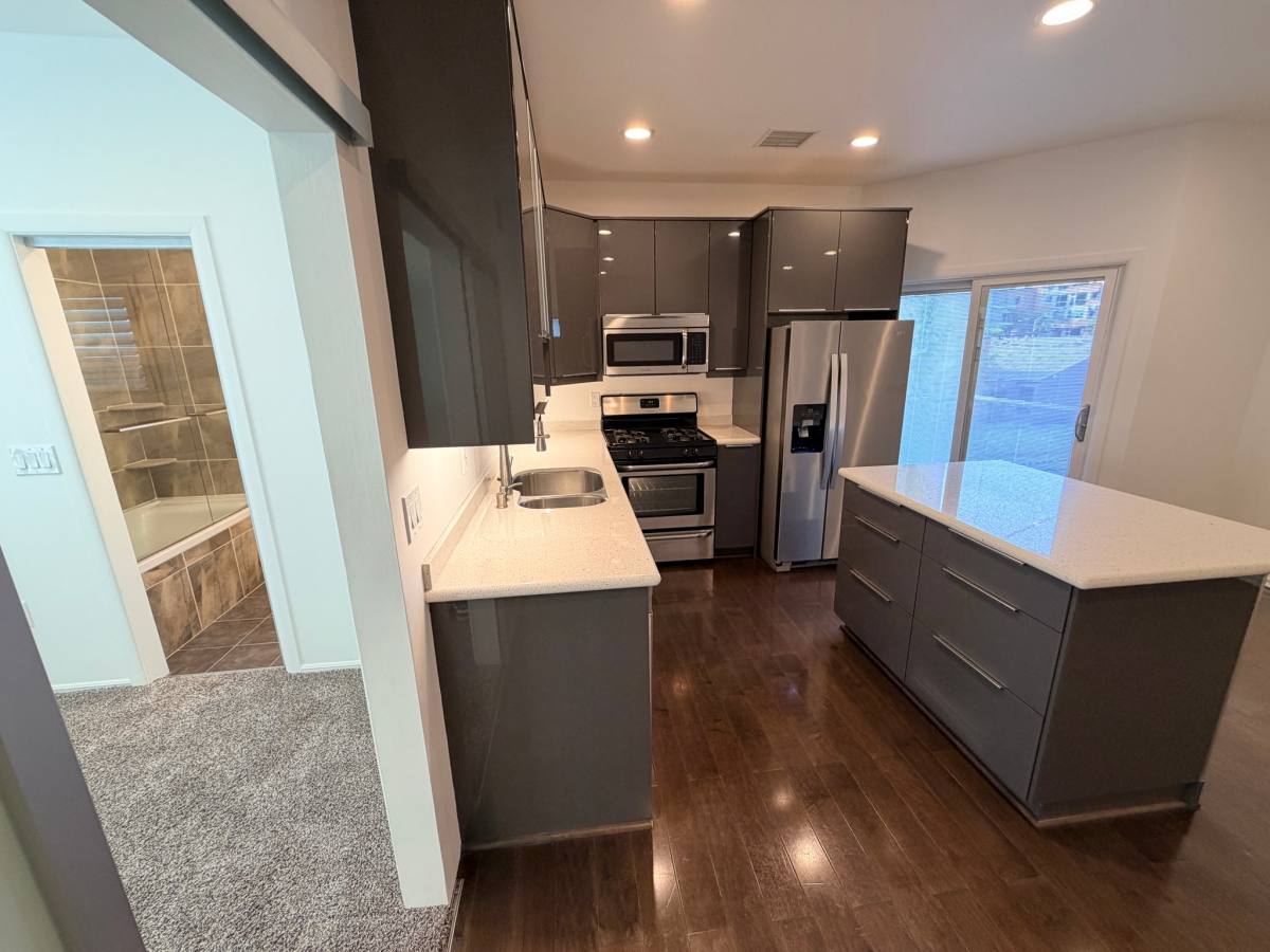 Apartment for rent at 1119 Poinsettia Dr, Los Angeles, CA 90046