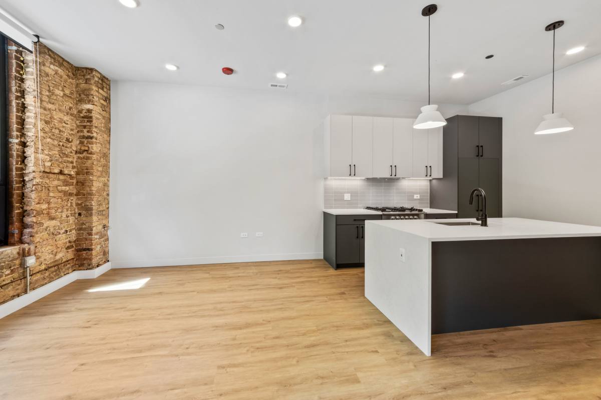 Apartment for rent at 1550 W Monroe St #204, Chicago, IL 60607