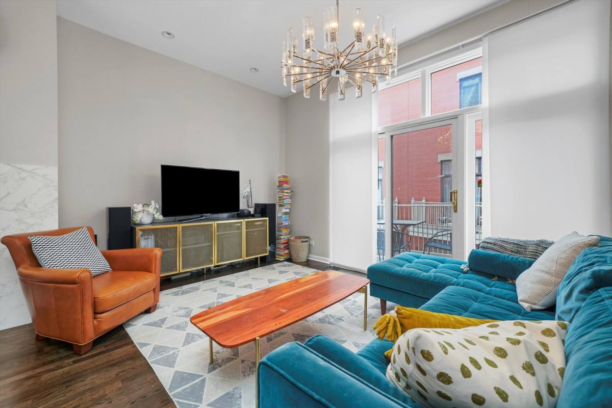 Townhouse for rent at 430 N Canal St, Chicago, IL 60654