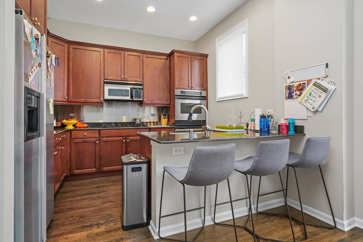 Townhouse for rent at 430 N Canal St, Chicago, IL 60654
