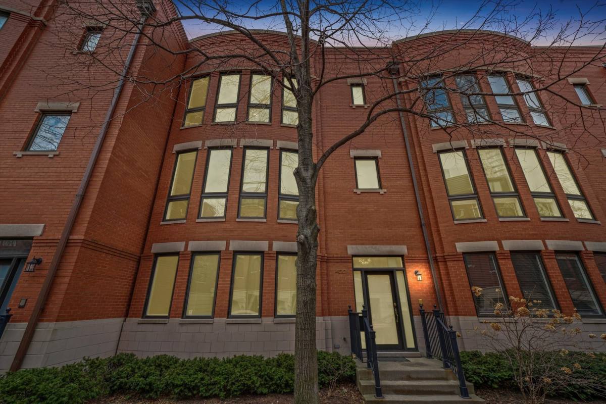 Townhouse for rent at 430 N Canal St, Chicago, IL 60654
