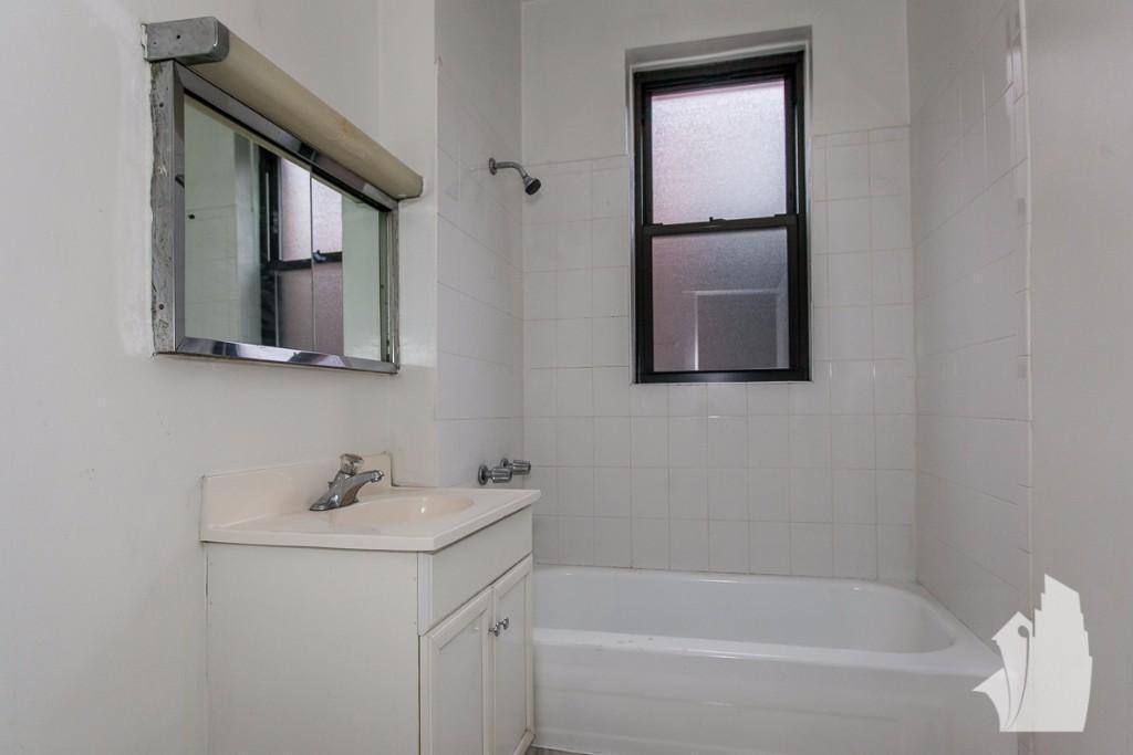 Apartment for rent at 7215 W Barry Ave #2B, Chicago, IL 60657