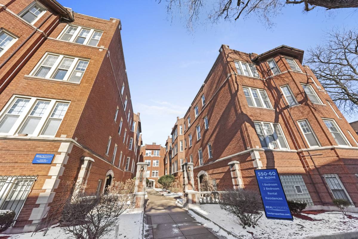 Apartment for rent at 550 W Aldine Ave #1S, Chicago, IL 60657