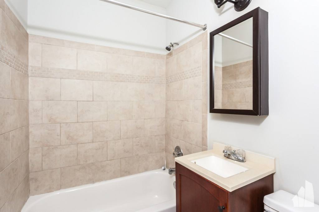 Apartment for rent at 817 W Cornelia Ave #204, Chicago, IL 60657