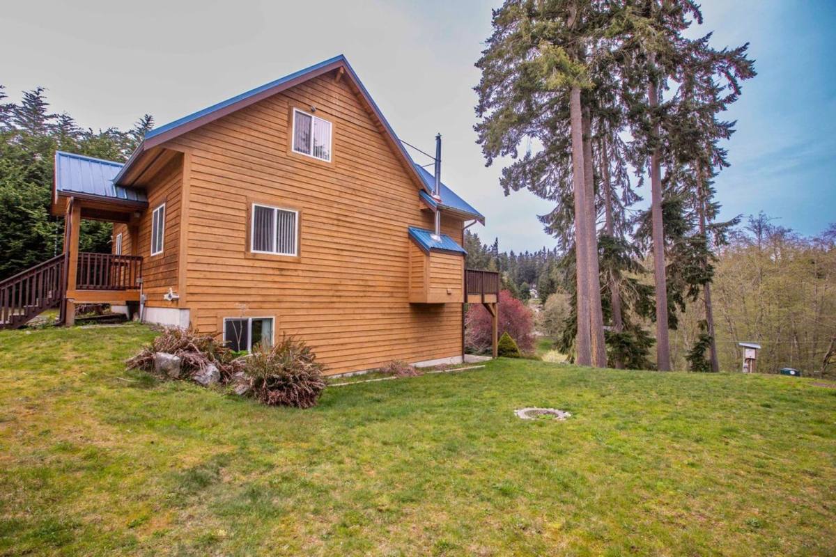 House for rent at 1130 Honeymoon Lake Dr, Greenbank, WA 98253