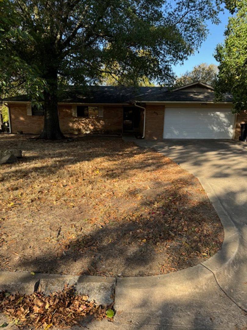 House for rent at 933 Lynnwood Court, Bartlesville, OK 74006