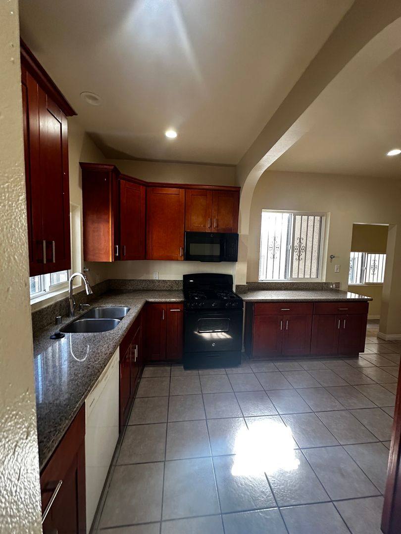 Apartment for rent at 750 E 40th Place, Los Angeles, CA 90011