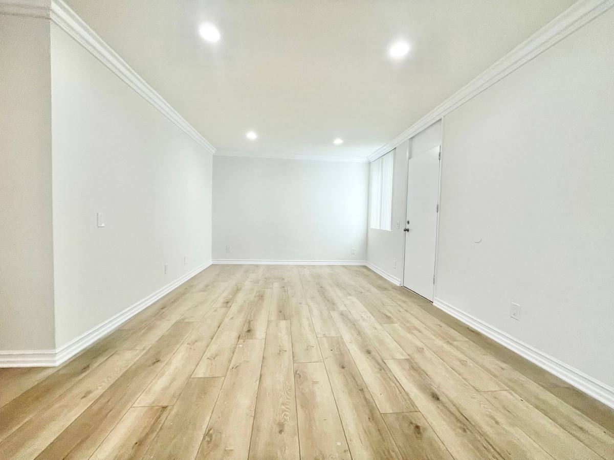 Apartment for rent at 6042 6060 Fulton Ave, Van Nuys, CA 91401