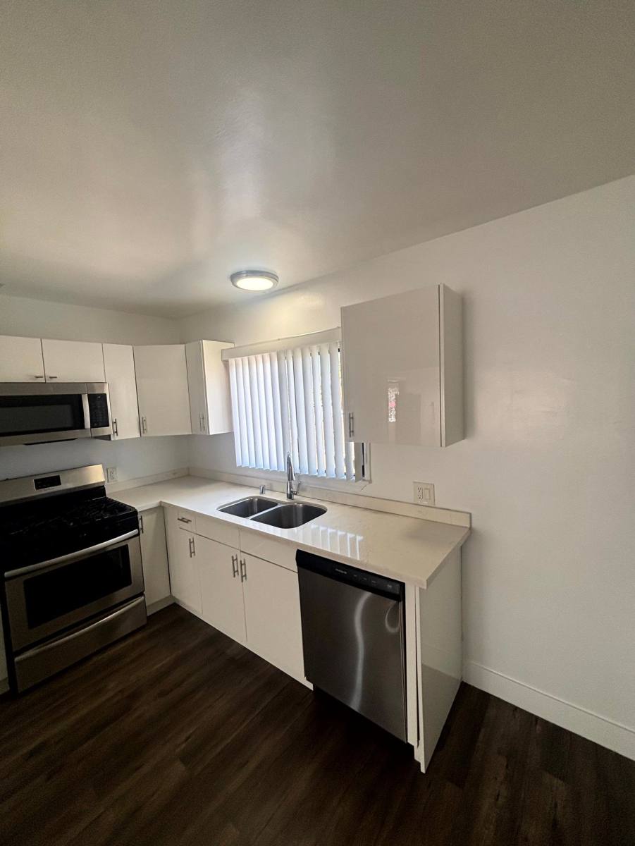 Apartment for rent at 5623-5633 Venice Blvd, Los Angeles, CA 90019