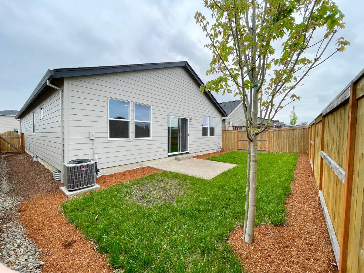 House for rent at 434 Greencrest St NE, Salem, OR 97301