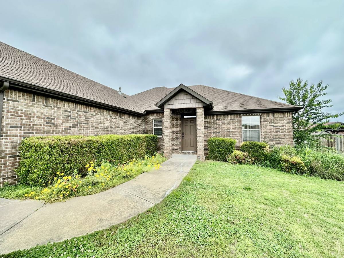 House for rent at 441 Sorrento Dr, Centerton, AR 72719