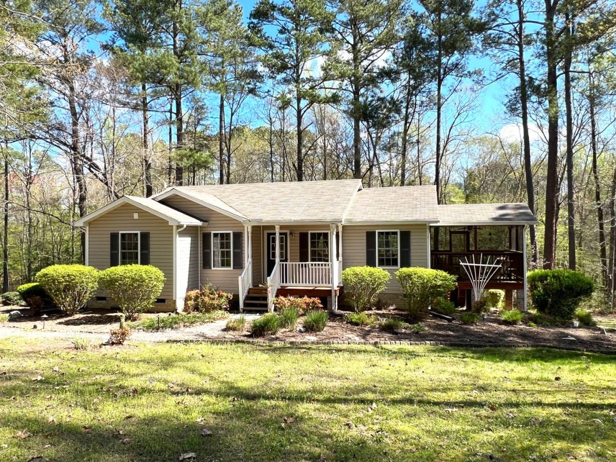 House for rent at 818 Country Club Dr, Gasburg, VA 23857