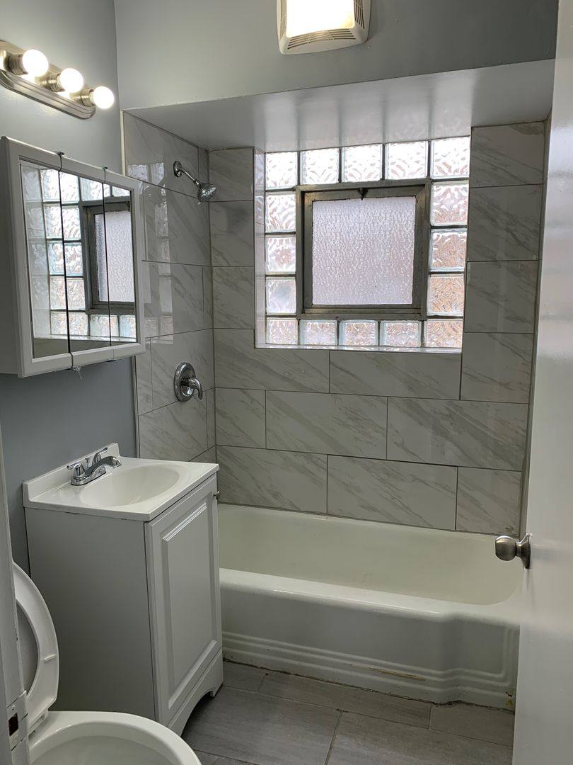 Apartment for rent at 4325 W 95th St, Oak Lawn, IL 60453