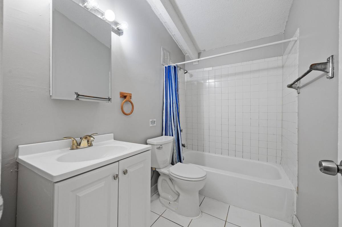 House for rent at 233 26th Ave NE, Minneapolis, MN 55418