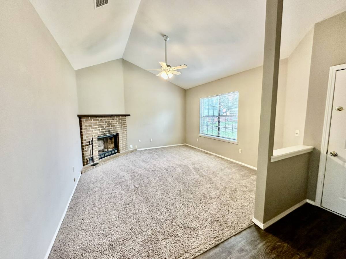 Townhouse for rent at 2437 W Gum St, Rogers, AR 72758
