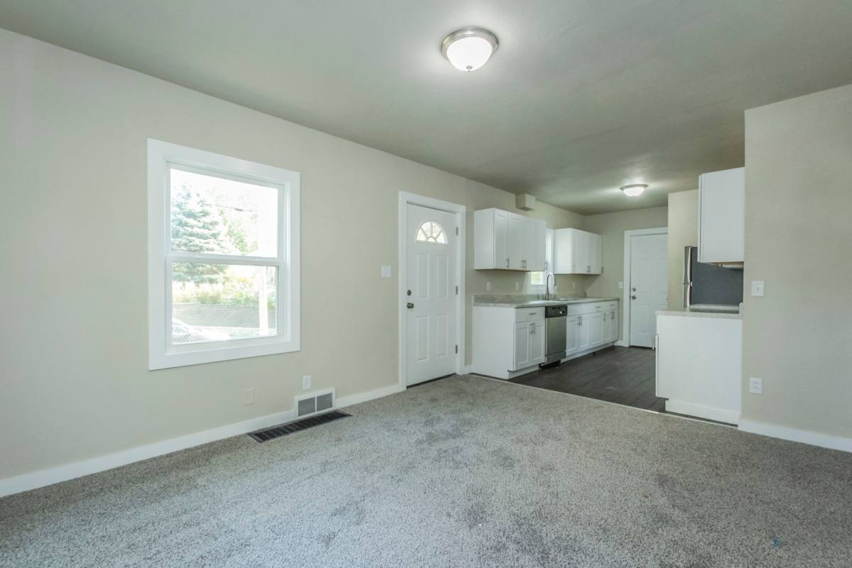 House for rent at 2900 Oxford St, Des Moines, IA 50313