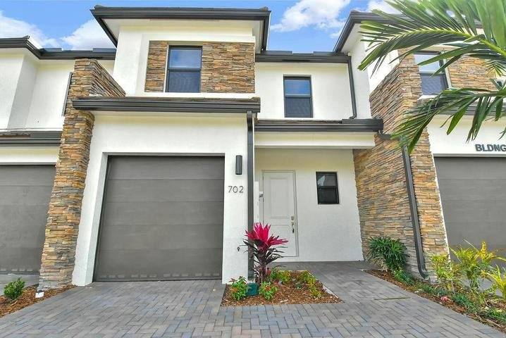 Townhouse for rent at 4074 Highland Oaks Dr, Pompano Beach, FL 33069