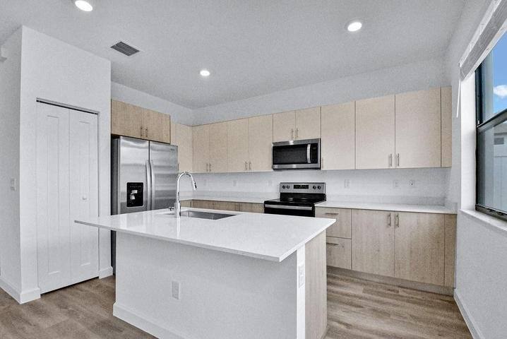 Townhouse for rent at 4074 Highland Oaks Dr, Pompano Beach, FL 33069