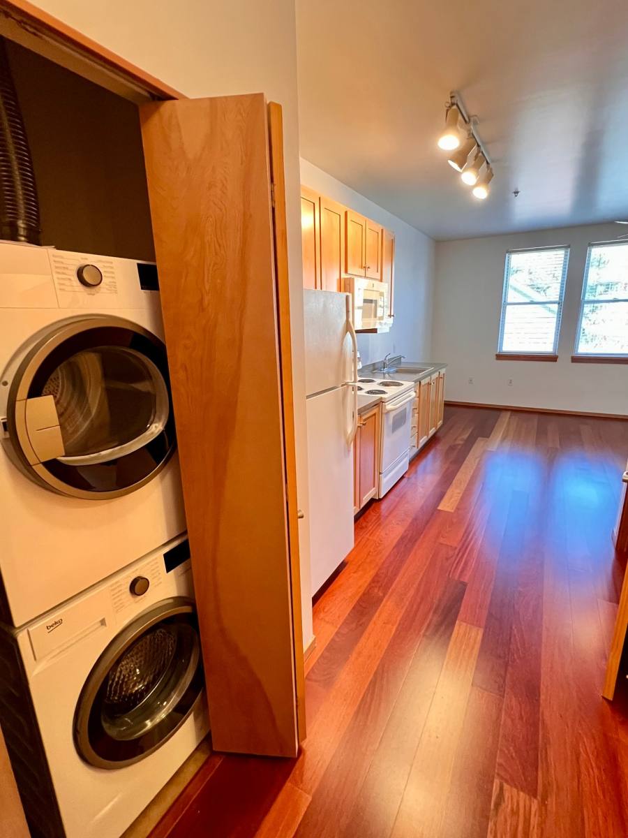 Apartment for rent at 3535 S Corbett Ave #303, Portland, OR 97239