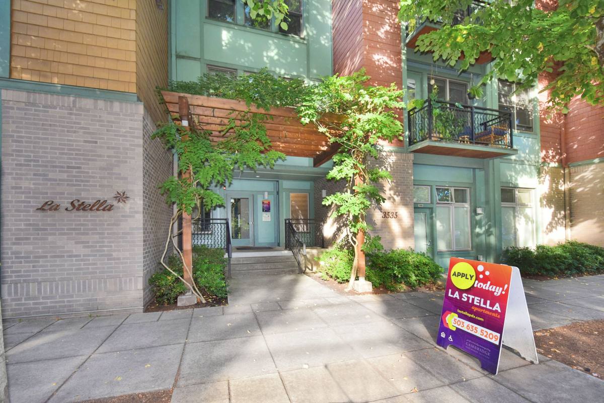 Apartment for rent at 3535 S Corbett Ave #303, Portland, OR 97239