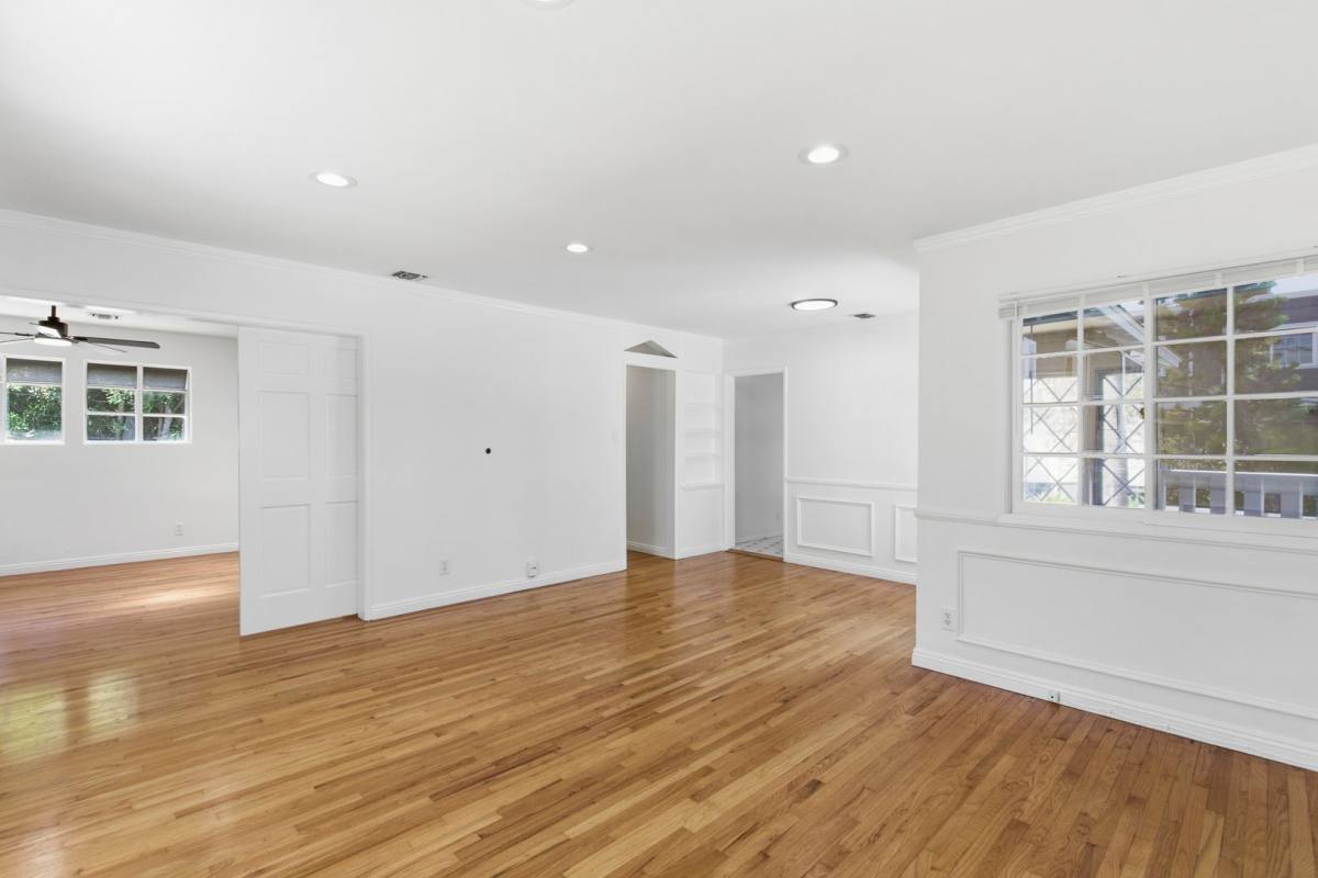 Apartment for rent at 12334 Moorpark St, Studio City, CA 91604