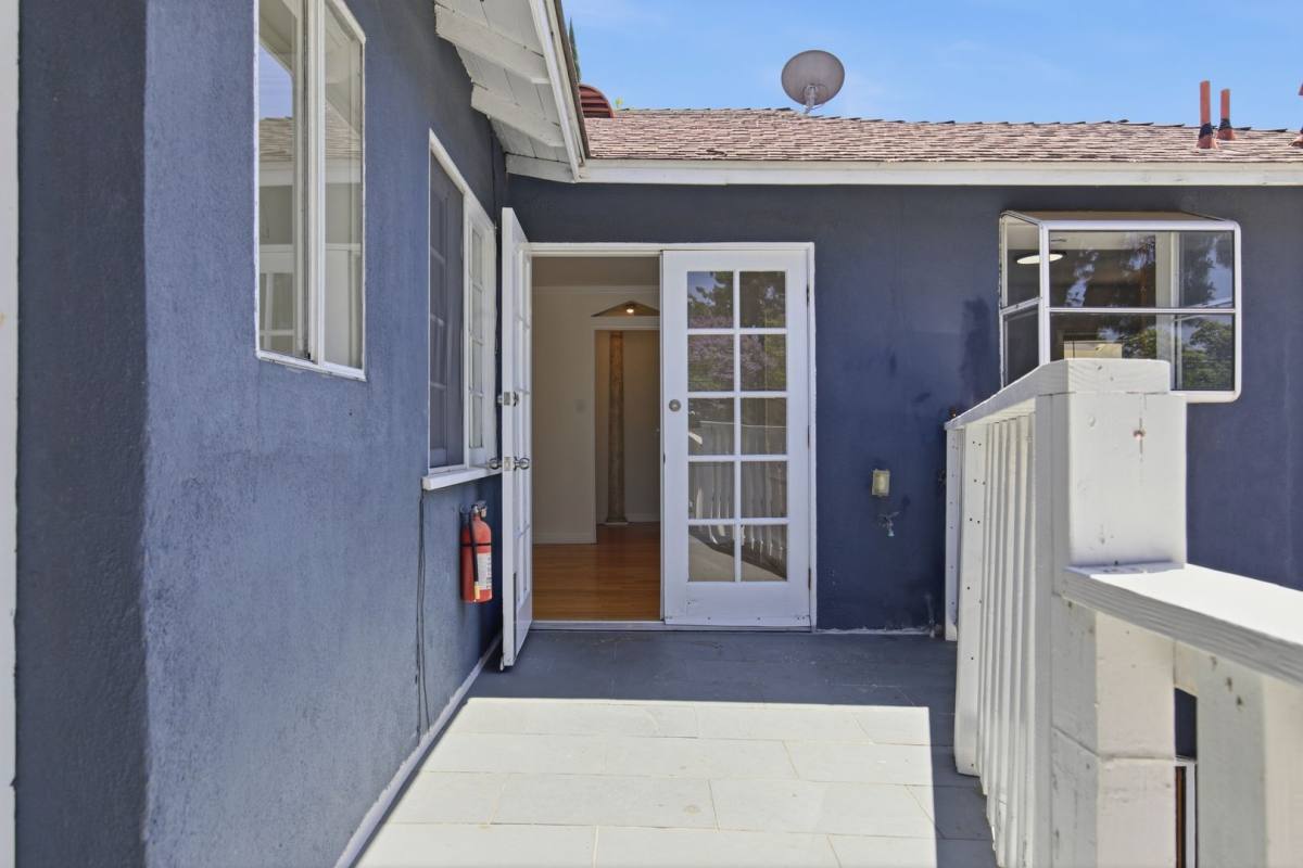 Apartment for rent at 12334 Moorpark St, Studio City, CA 91604