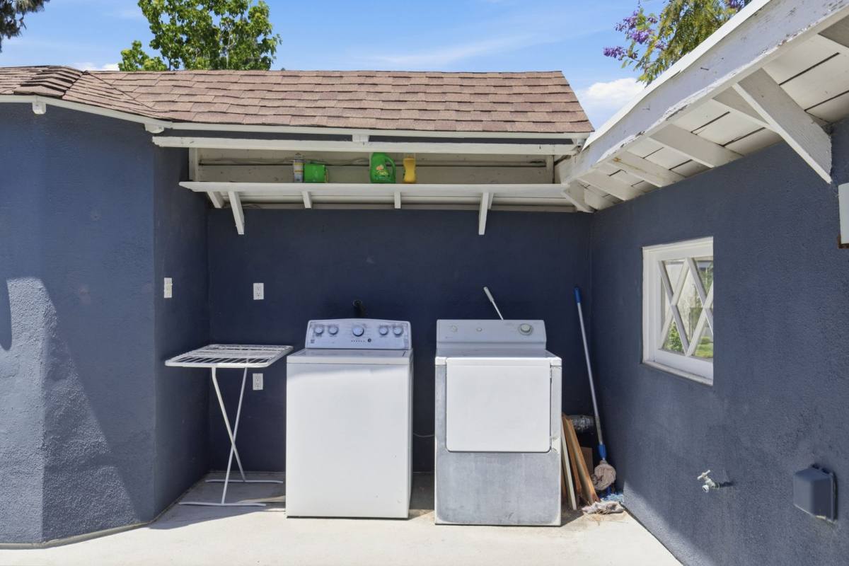 Apartment for rent at 12334 Moorpark St, Studio City, CA 91604