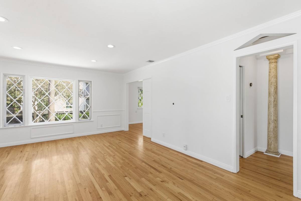 Apartment for rent at 12334 Moorpark St, Studio City, CA 91604
