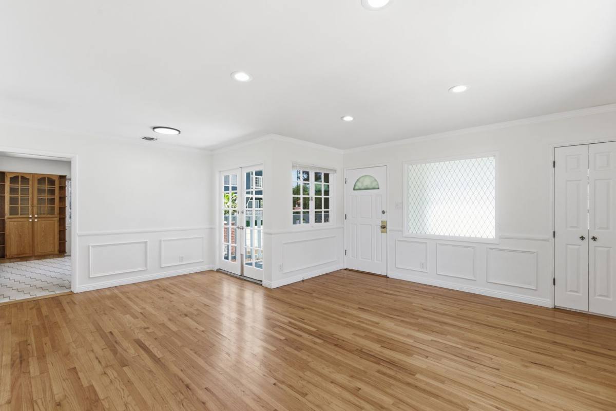 Apartment for rent at 12334 Moorpark St, Studio City, CA 91604