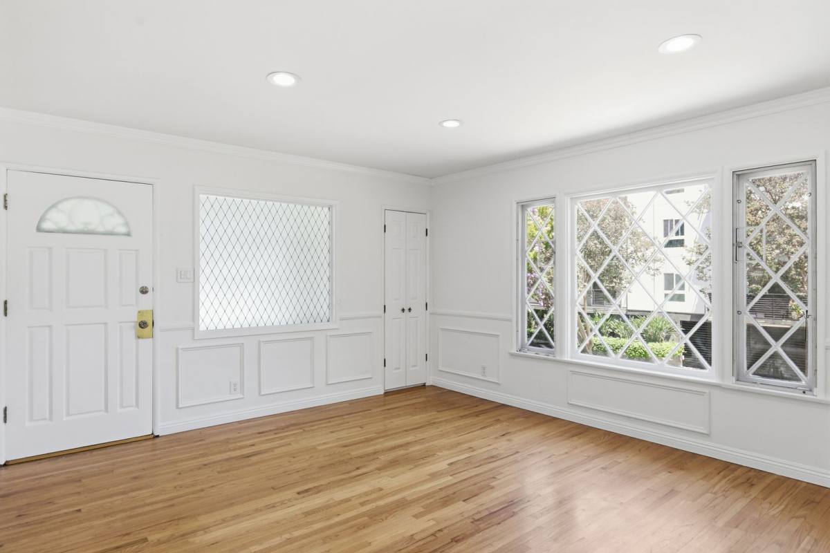 Apartment for rent at 12334 Moorpark St, Studio City, CA 91604