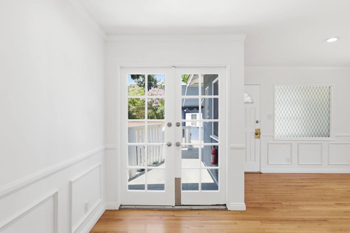 Apartment for rent at 12334 Moorpark St, Studio City, CA 91604