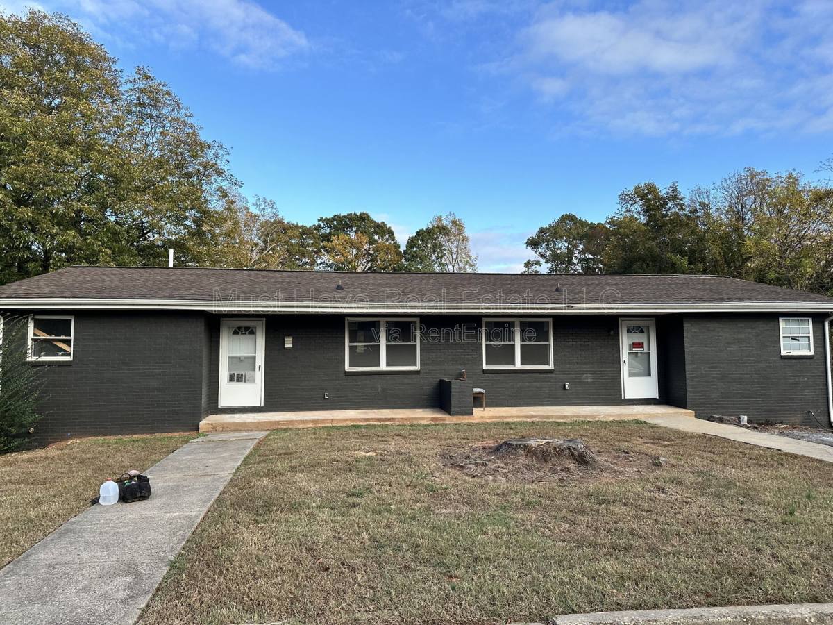 Apartment for rent at 347 4th St SE #3A, Hickory, NC 28602