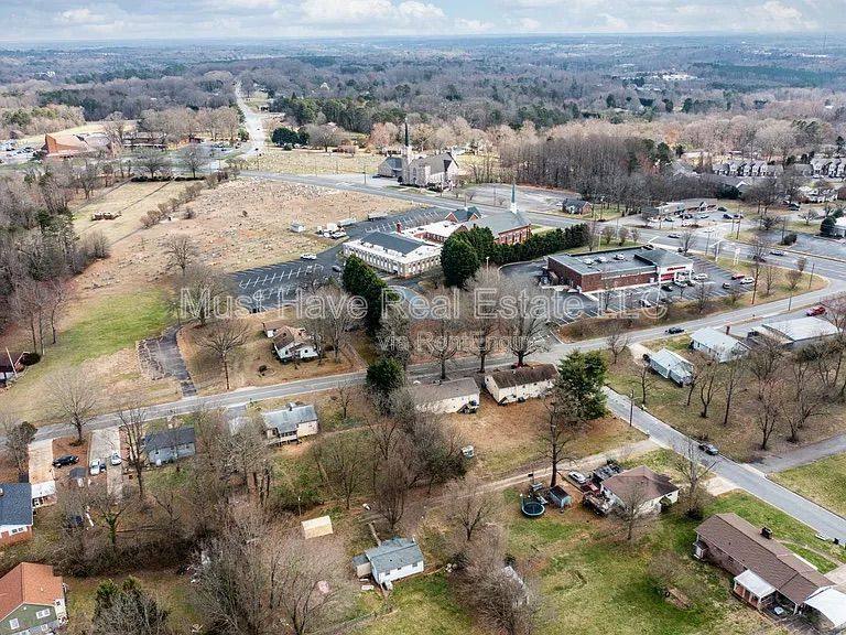 House for rent at 1255 22nd St NE, Hickory, NC 28601