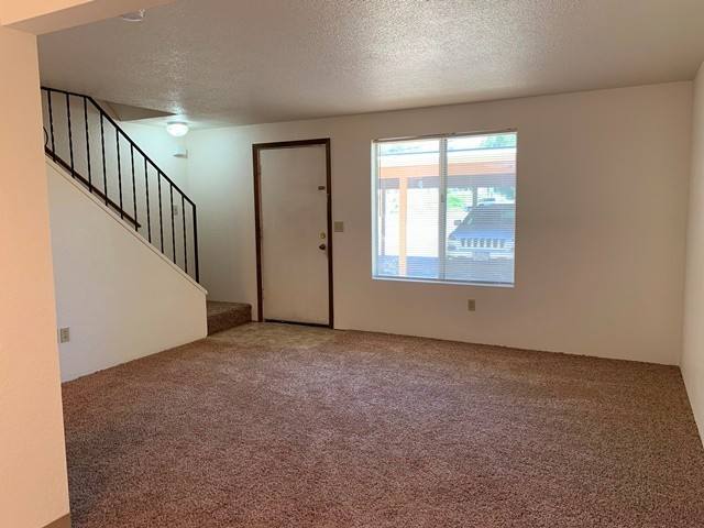 Townhouse for rent at 22 Nevada St, Klamath Falls, OR 97601