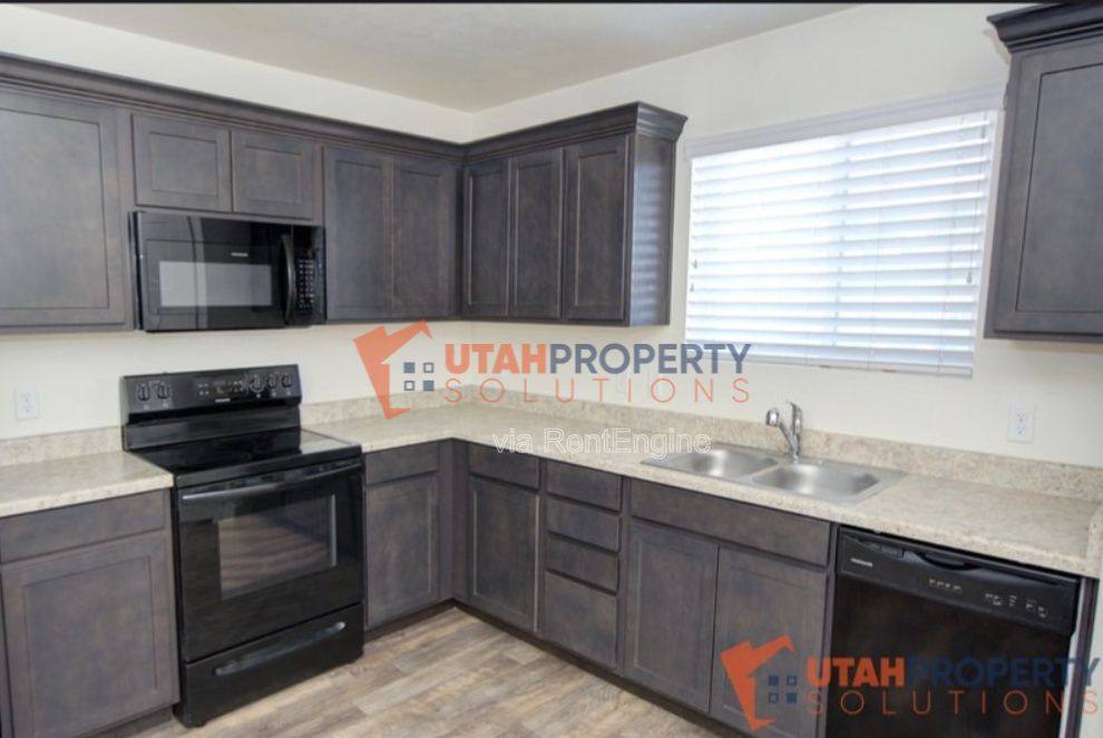 Townhouse for rent at 8172 N Broken Spoke Lane, Eagle Mountain, UT 84005