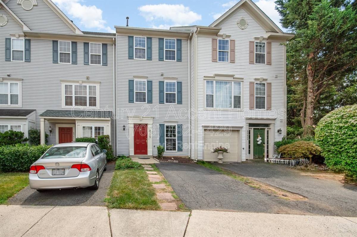 Townhouse for rent at 45425 Clarkes Crossing Square, Sterling, VA 20164
