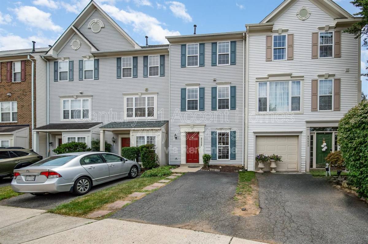 Townhouse for rent at 45425 Clarkes Crossing Square, Sterling, VA 20164