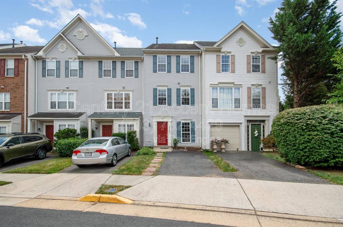 Townhouse for rent at 45425 Clarkes Crossing Square, Sterling, VA 20164
