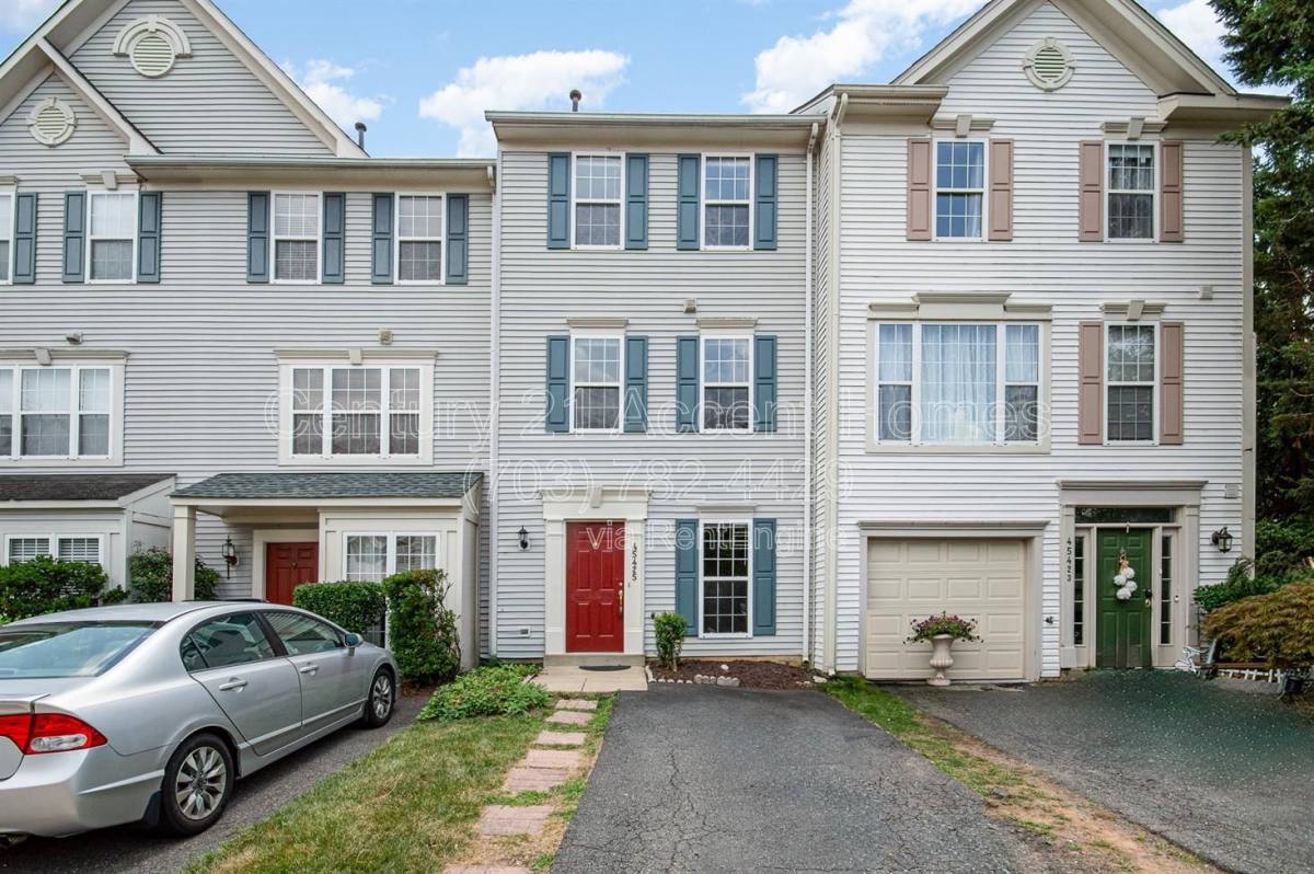 Townhouse for rent at 45425 Clarkes Crossing Square, Sterling, VA 20164