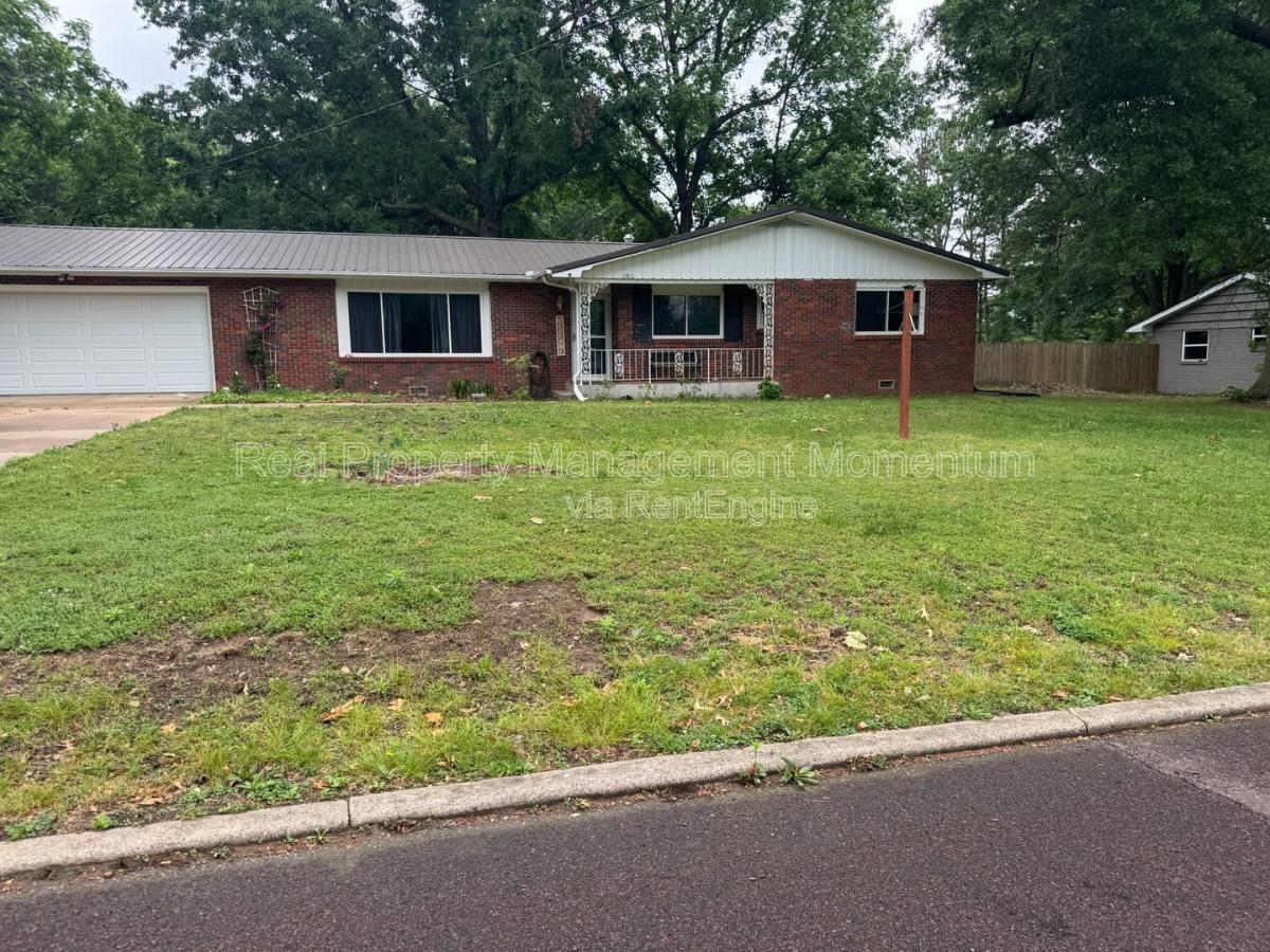 House for rent at 1105 13th St, Monett, MO 65708